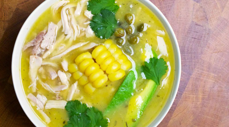 Ajiaco la sopa colombiana de patata, pollo y maíz